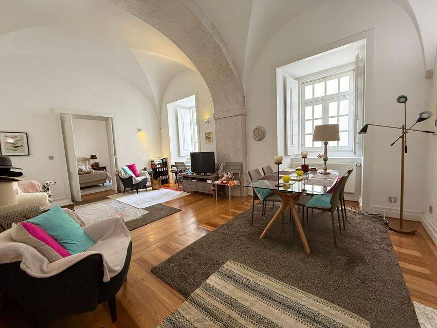 Fotografia 1 de 36 — Apartamento T1 à venda em Misericórdia, Lisboa